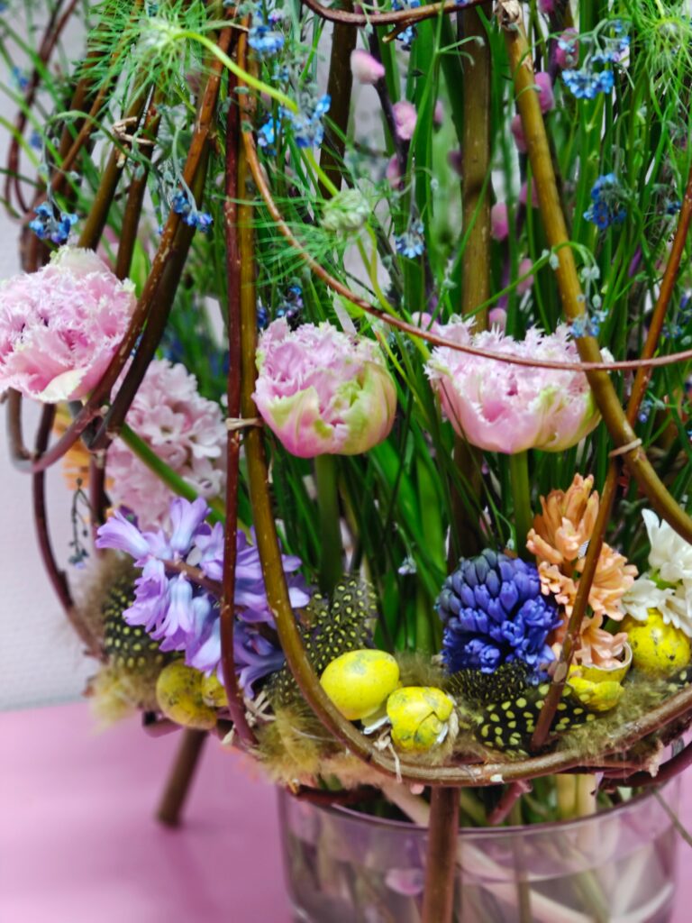 paasdecoratie met voorjaarsbloemen
